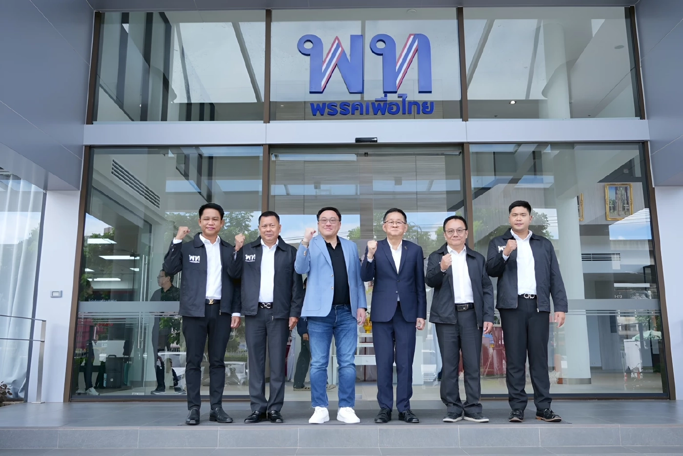 "เพื่อไทย" เปิดศึก "บรรหารบุรี-เจดีย์ใหญ่" หลัง "ลูกท็อปทิ้งมรดกเตี่ย" ซบค่าย "น้ำเงิน"