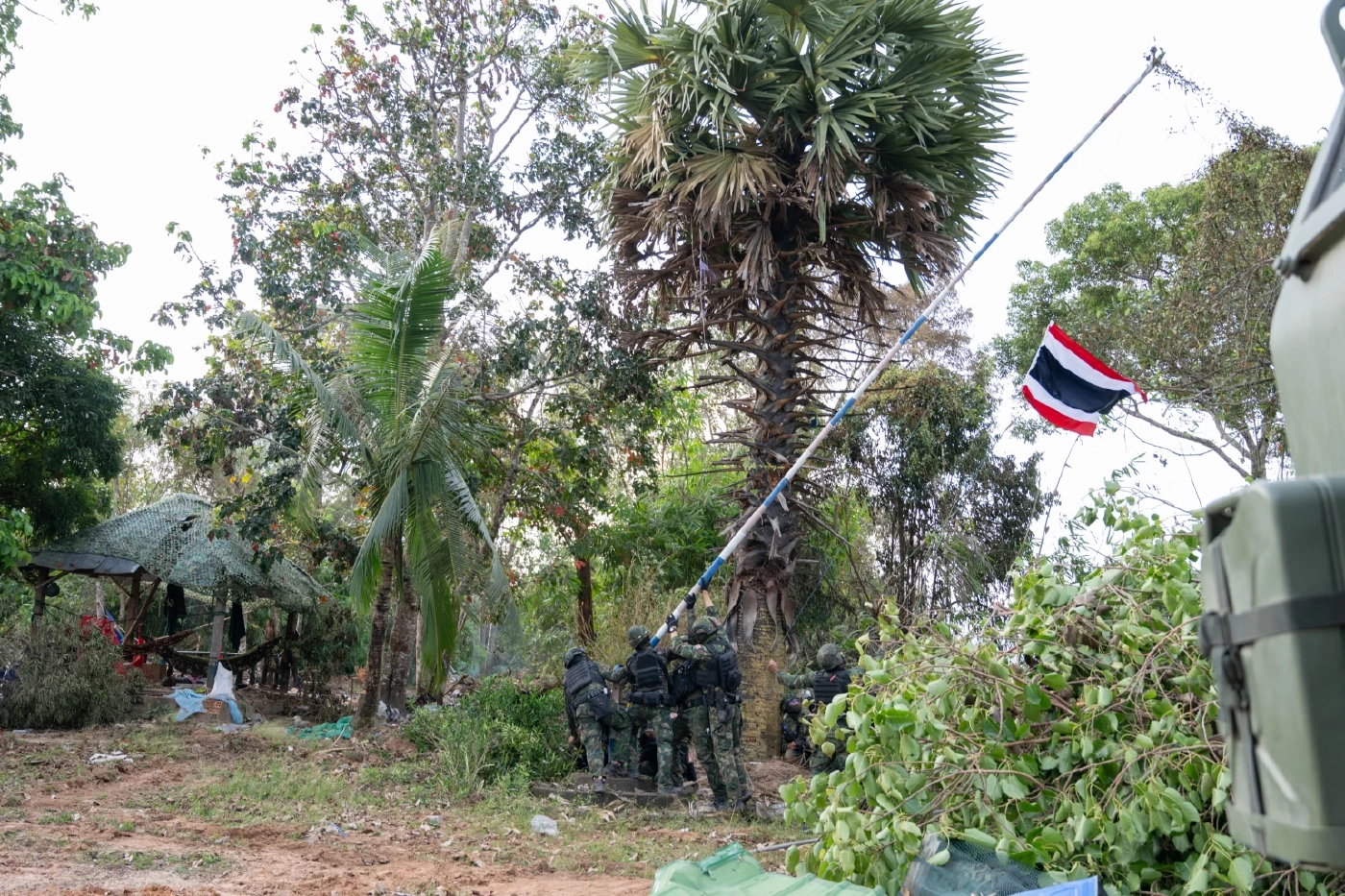 ปะทะเดือดเช้ามืด! ล่าสุด "นาวิก" ปักธงชาติไทย ยึดคืนพื้นที่บ้าน 3 หลัง จ.ตราด (มีคลิป)