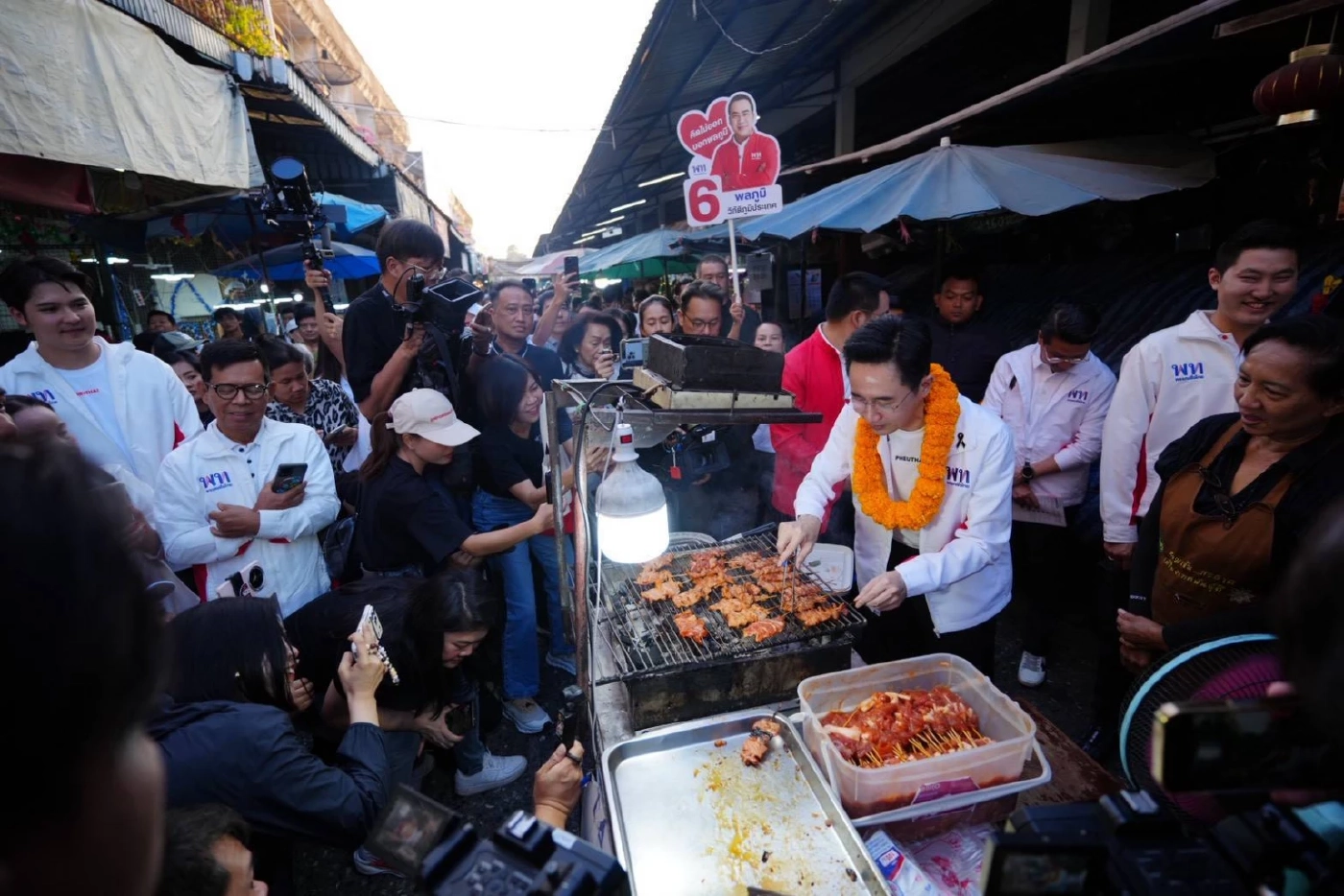"ยศชนัน" ช่วย "พลภูมิ" หาเสียงเขต15 มั่นใจ ทวงคืนพื้นที่ได้