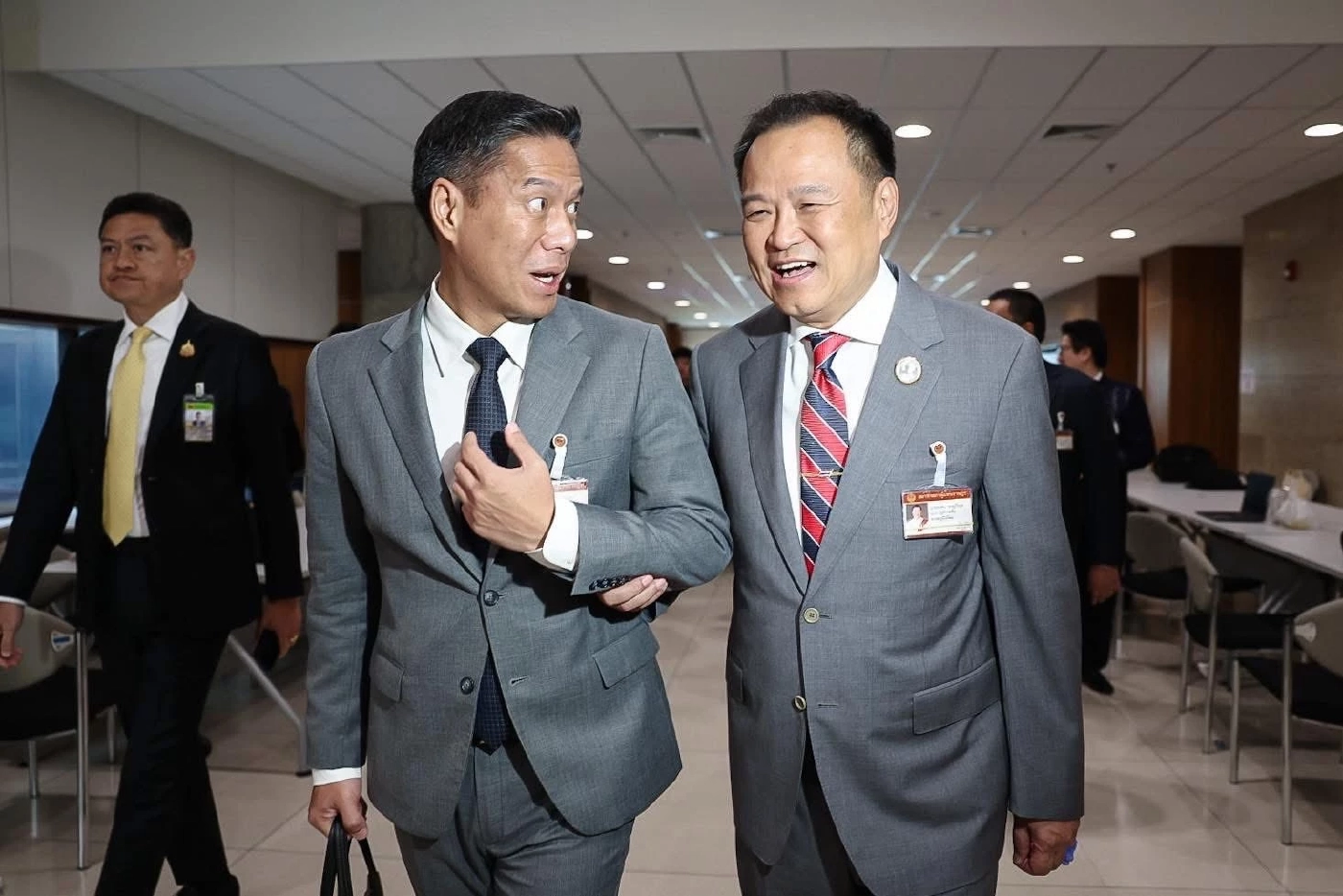 นายกัณวีร์- นายอนุทิน