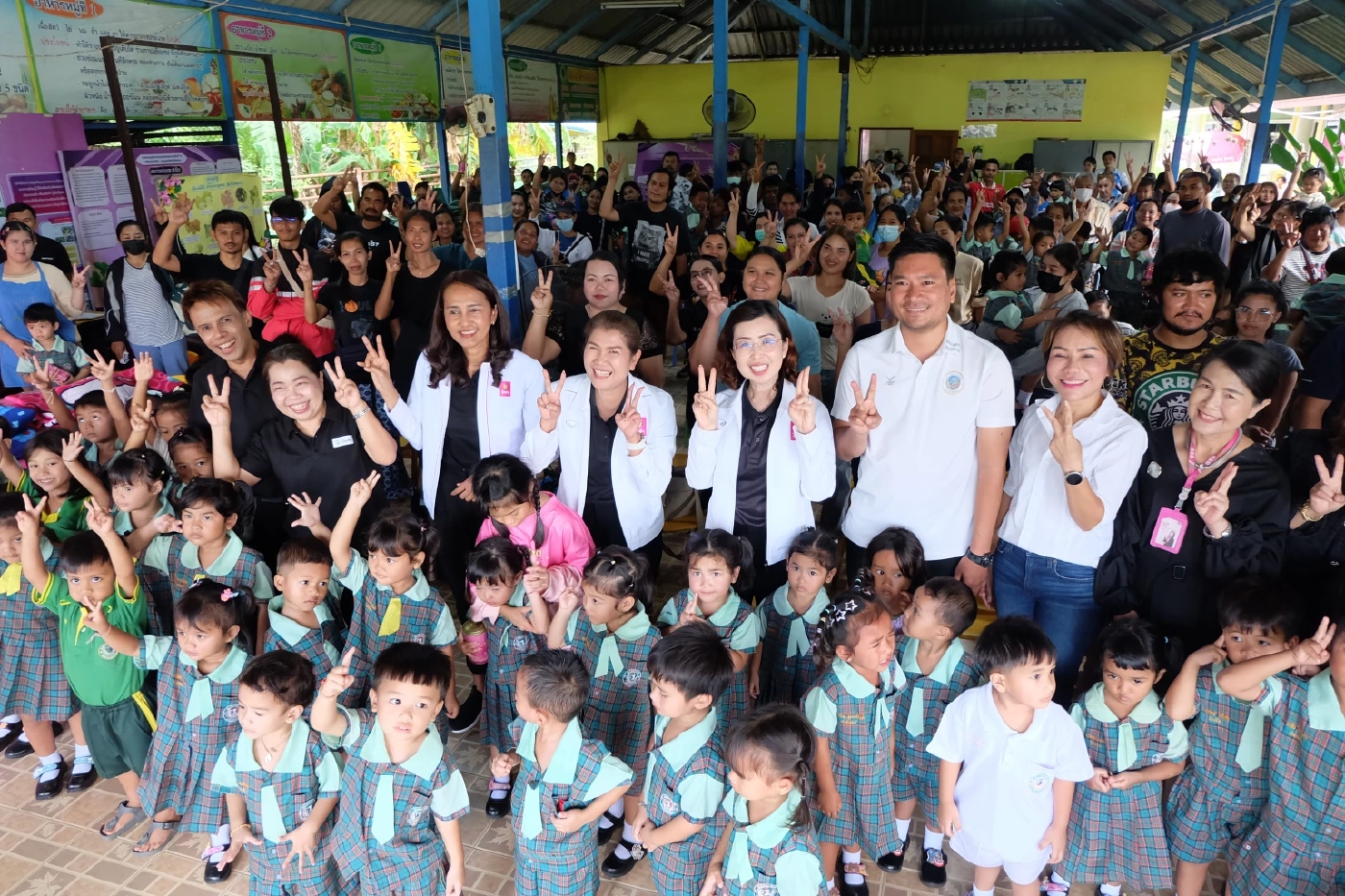 ออมสินหนุนอุปกรณ์เครื่องใช้นักเรียน ช่วยผู้ปกครองชาวหาดใหญ่