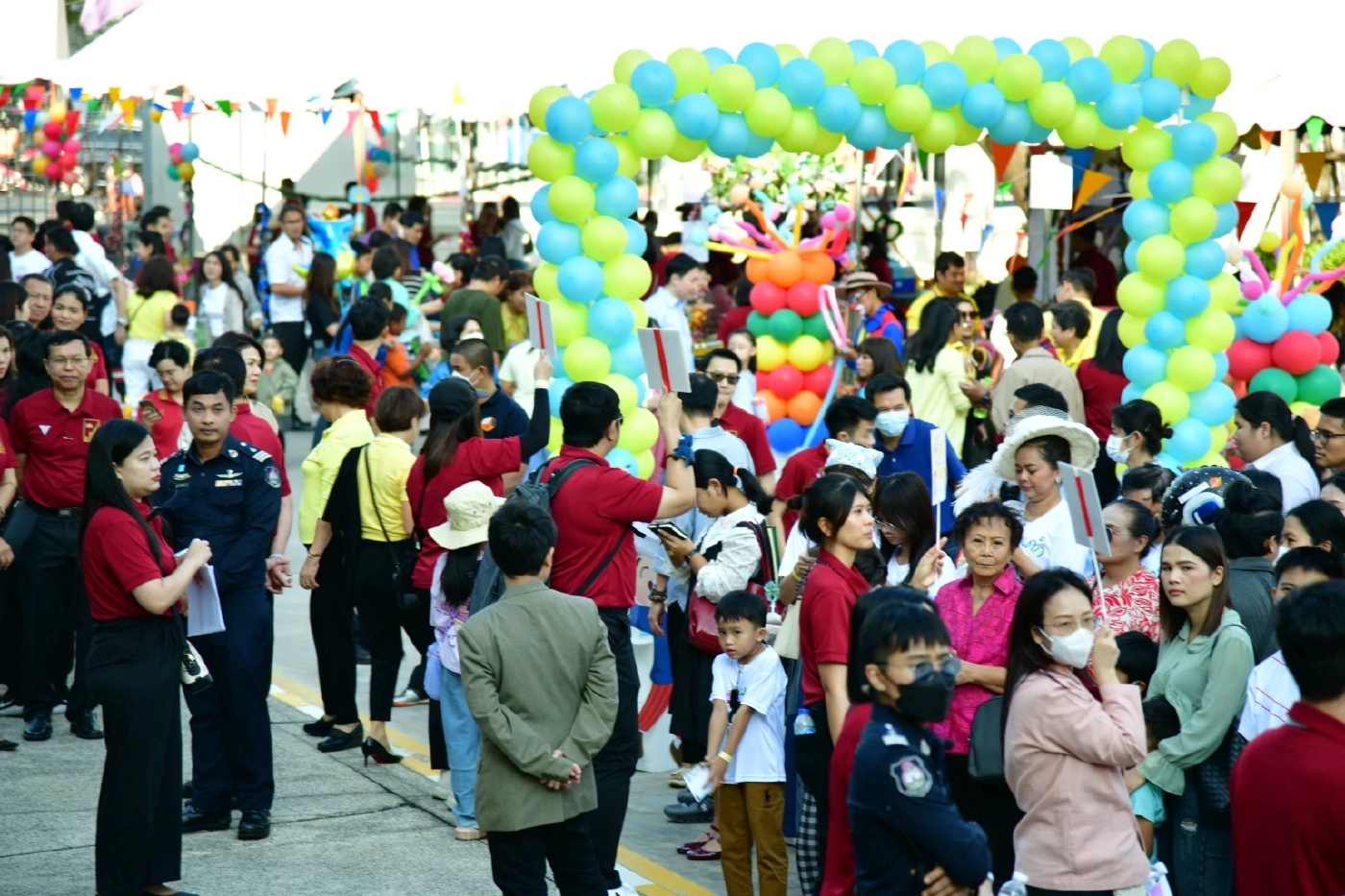 ศาลฎีกาเปิดเก้าอี้ประมุขตุลาการให้นั่งวันเด็ก ธีม บุปผาราชินี