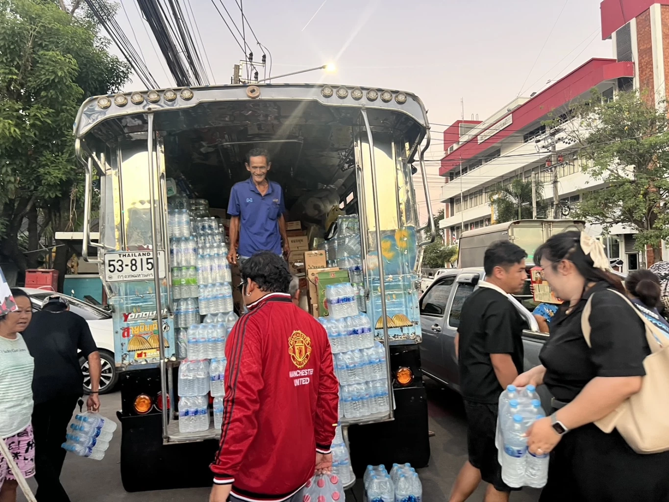 “ธีรรัตน์” รวมน้ำใจชาวลาดกระบัง สู่พี่น้องผู้ประสบภัยชายแดน