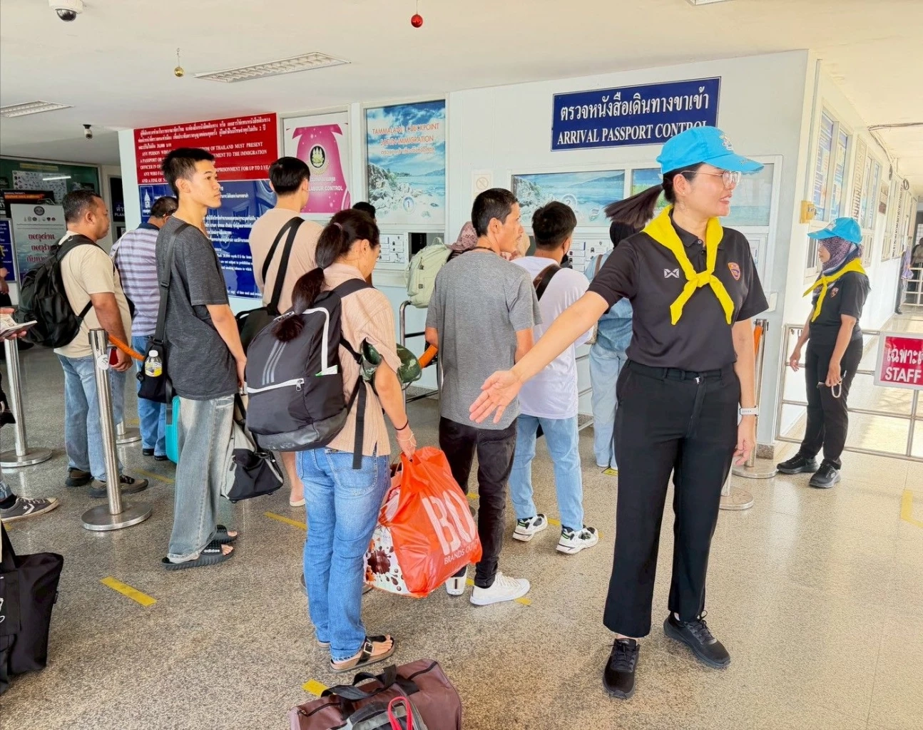 ตม.สตูล จิตอาสา อำนวยความสะดวก แจกขนม-น้ำดื่ม นทท.ปีใหม่ 2569