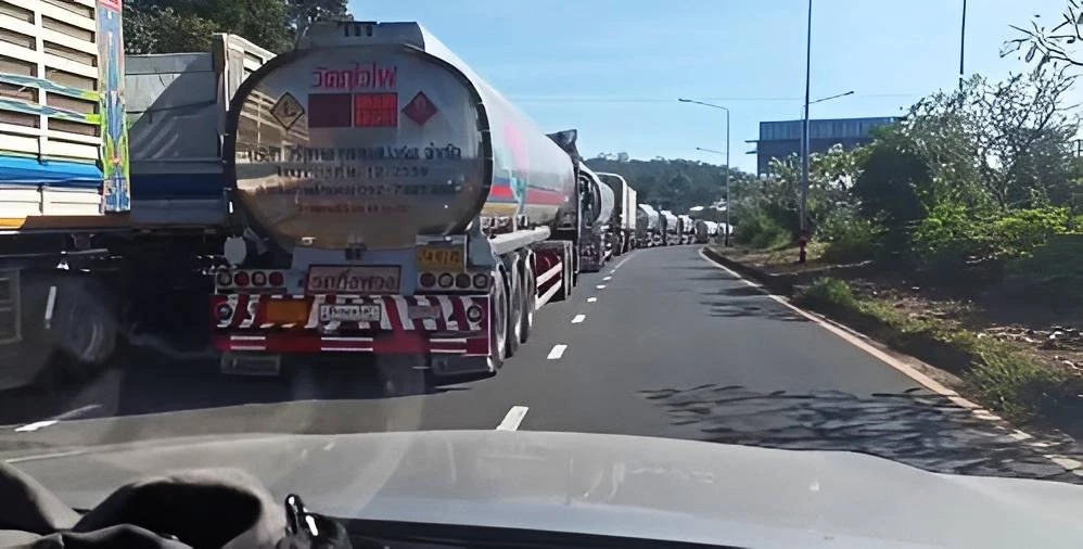มีพิรุธ! รถน้ำมัน 80 คัน กว่า 4 ล้านลิตร จ่อข้ามด่านชายแดน "ช่องเม็กเข้าลาว" หวั่นถึง "กัมพูชา" จี้ตรวจสอบ (มีคลิป)