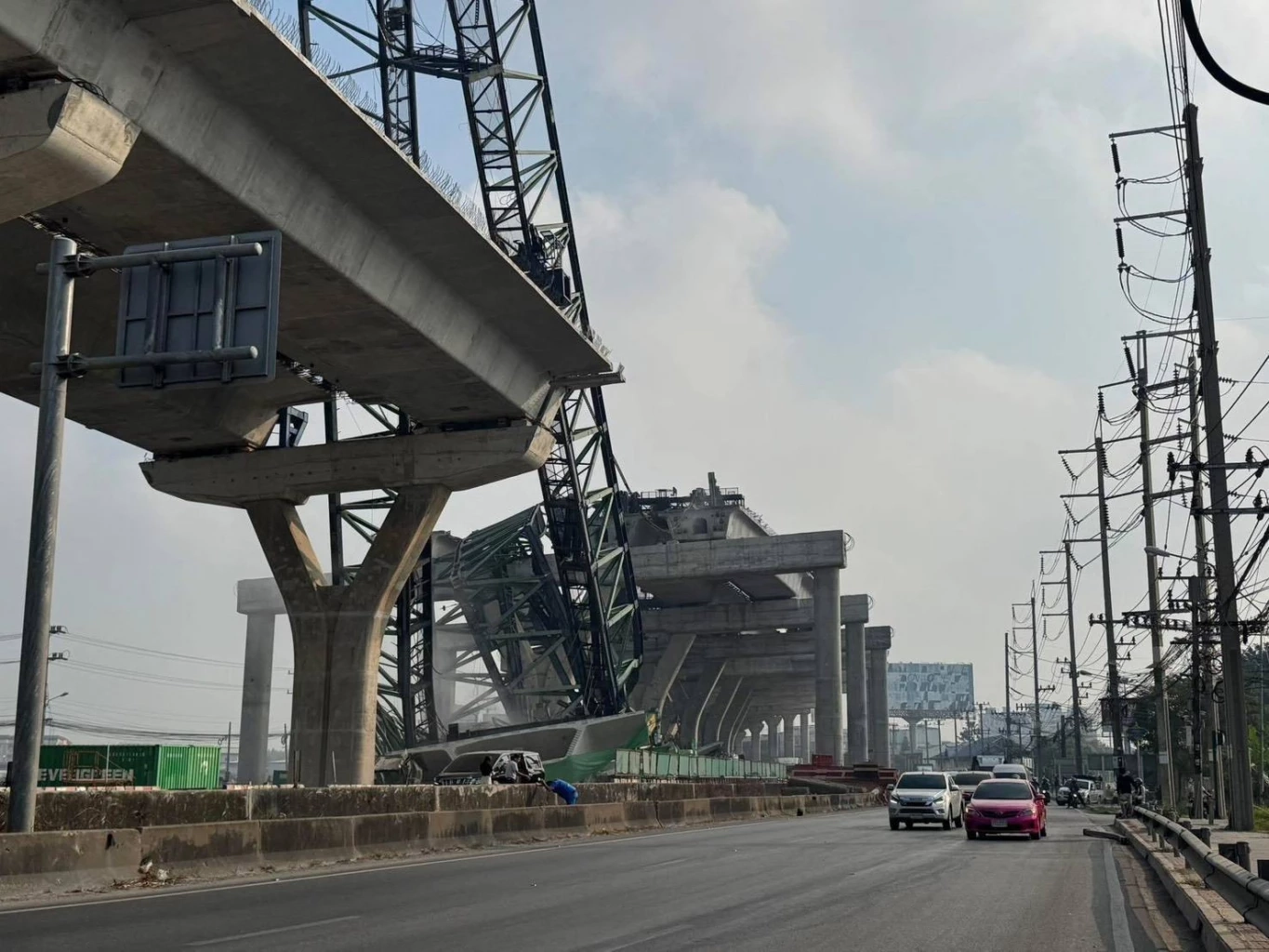 เปิดคลิป! "เครนถล่ม" ทับกระบะ ดับสยอง 2 ราย ถนนพระราม2 ขาออก ก่อนขึ้นสะพานท่าจีน