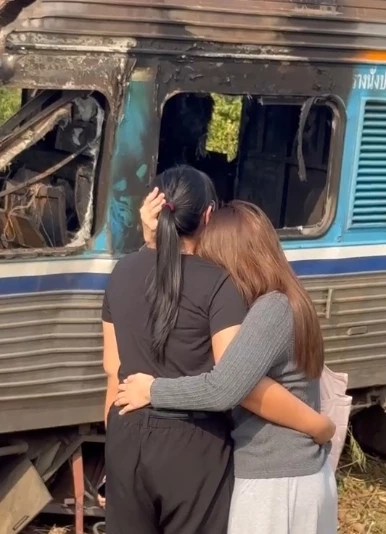 สลด! ลูกติดต่อพ่อแม่ไม่ได้ รุดดูจุดเครนถล่ม สีคิ้ว ถึงใจสลาย