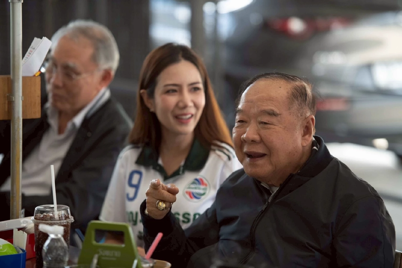 “ลุงป้อม” สลัดคราบนักการเมือง ผันตัวเป็นนักชิม รีวิวร้านเด็ด