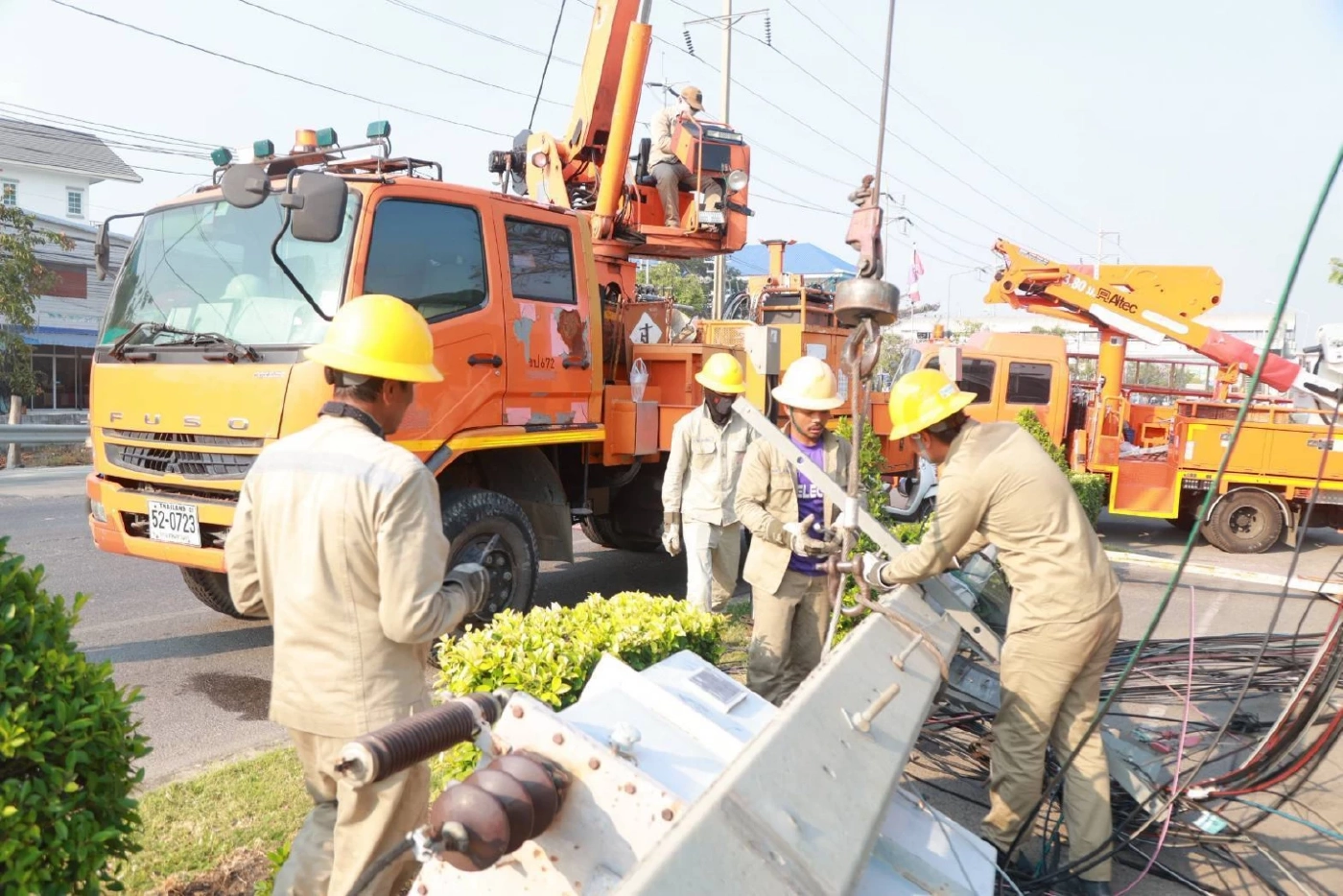 MEA ระดมทีม 200 ชีวิต กู้ระบบไฟฟ้าบางปู หลังรถบรรทุกเกี่ยวสายทำเสาฟ้าร่วง 70 ต้น คาดจ่ายไฟคืนได้ครบภายในเที่ยงคืนวันนี้