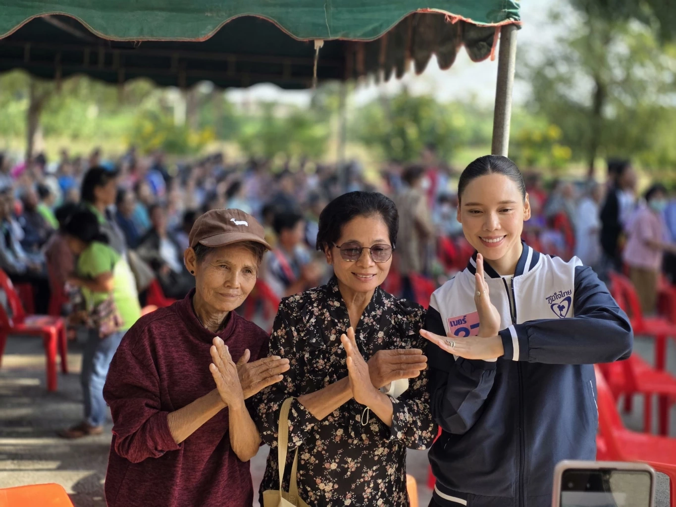 “ซาบีดา” ช่วย “ชาดา” หาเสียง อ้อนขอคะแนนชาวบ้านไร่กลับสภา