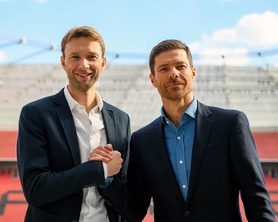 ไซม่อน โรลเฟส (ผอ.กีฬา) และ ชาบี อลอนโซ่ (โค้ช) สองกำลังสำคัญที่พา เลเวอร์คูเซ่น กลับสู่ความยิ่งใหญ่