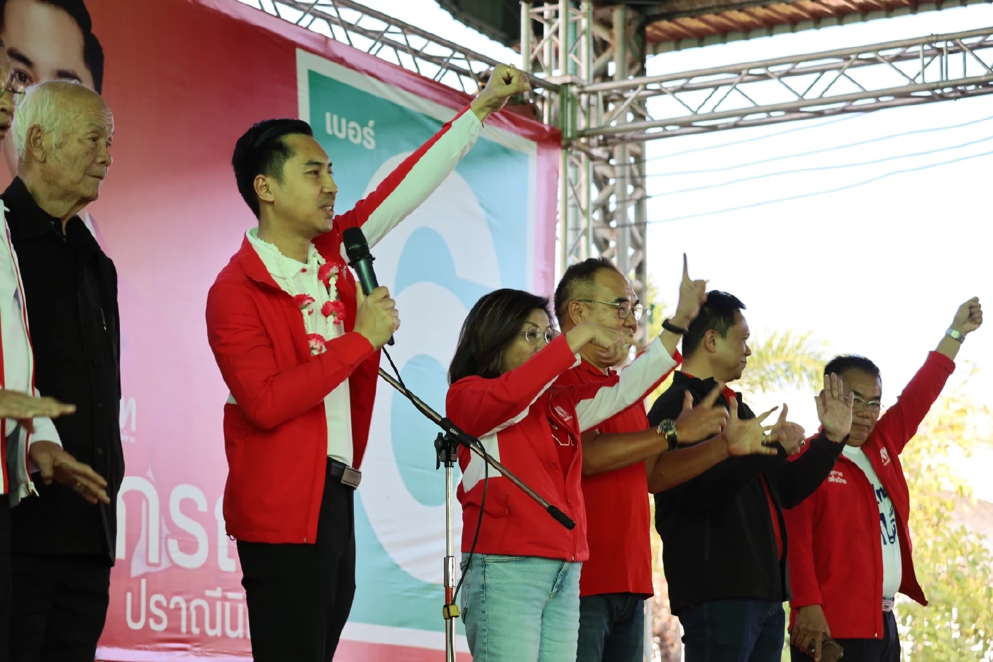 "จุลพันธ์-สุริยะ" นำทัพใหญ่ พท.บุกนครพนม ปราศรัยใหญ่ทวงแชมป์คืน