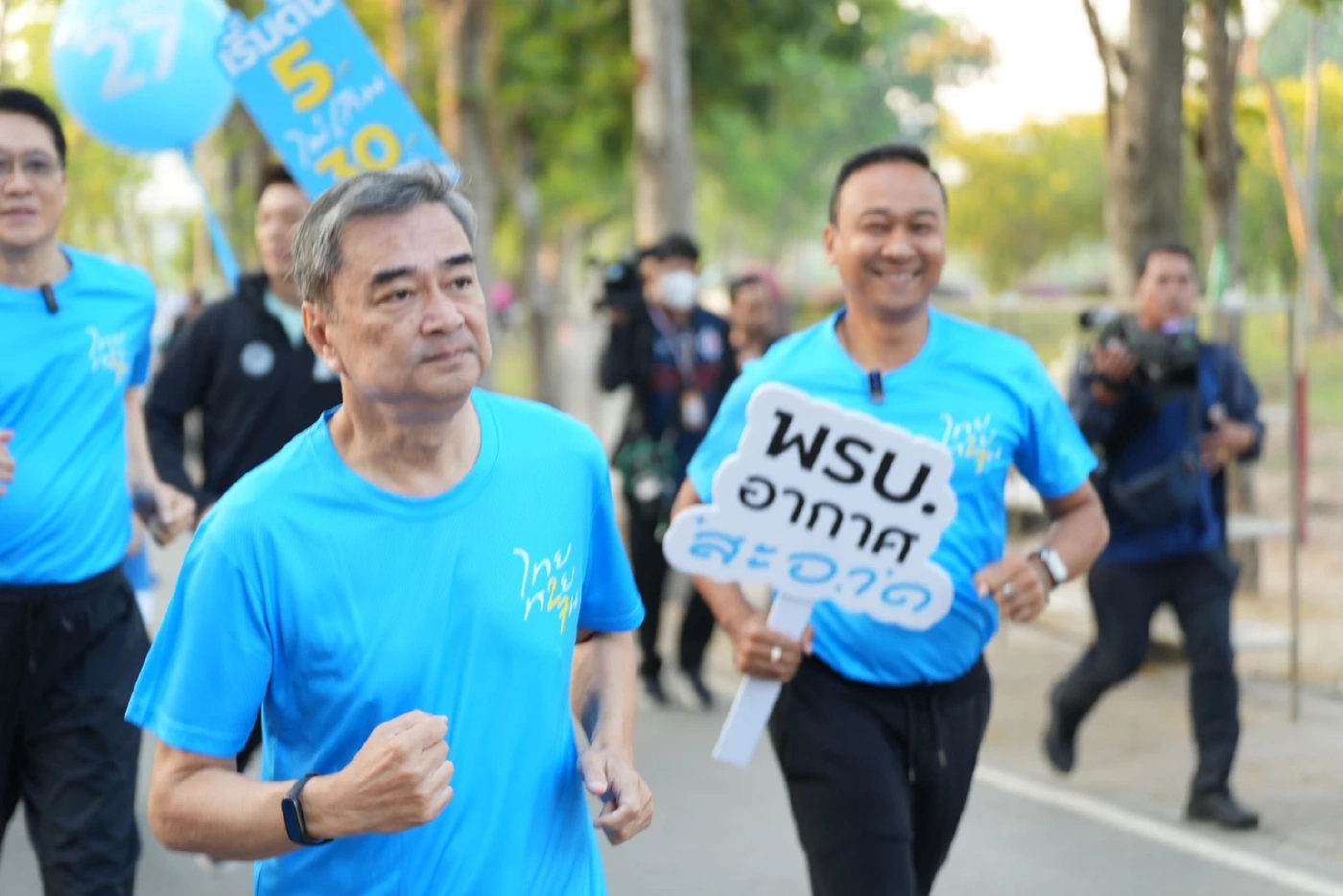 ''อภิสิทธิ์'' หาเสียงจตุจักร-สีลม - เปิดแคมเปญรถไฟฟ้า 5-30 บาท