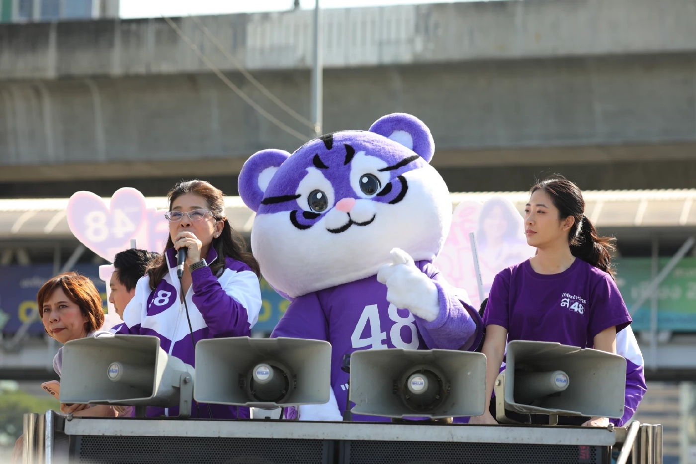 "สุดารัตน์" บุกอโศก-รามคำแหง ชูปราบคอร์รัปชัน 5 แสนล้าน