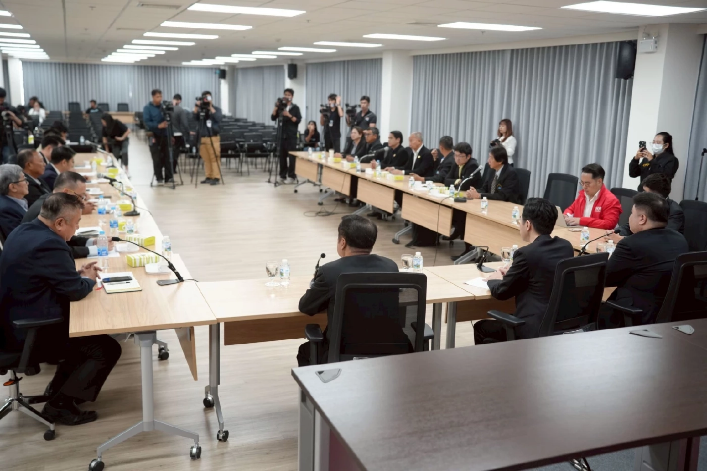 "เพื่อไทย" เปิดบ้านถก "สมาพันธ์ขนส่งฯ" รับฟัง 4 ข้อเสนอเร่งด่วน