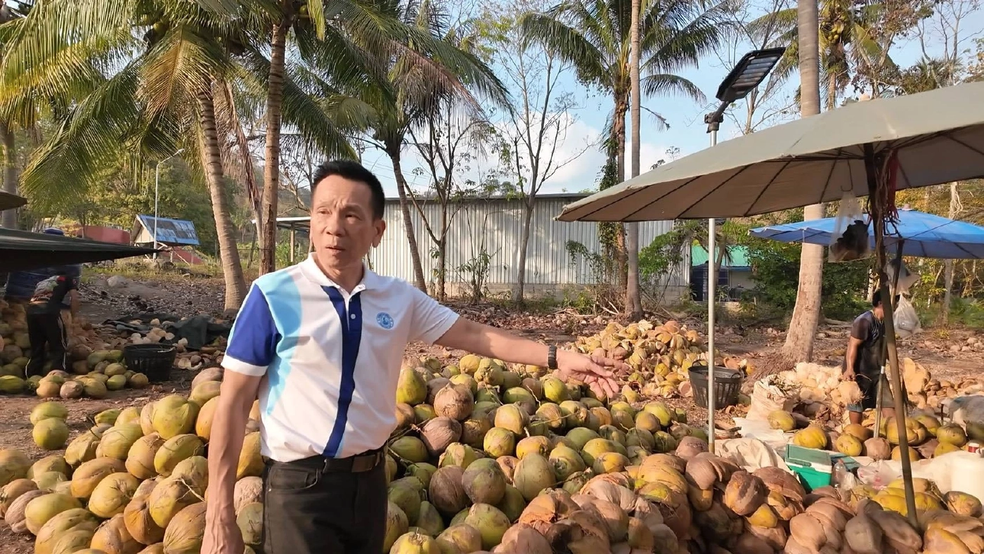 "ผู้การต่อ" ลุยประจวบฯ รับฟังปัญหาเกษตรกรชาวสวนมะพร้าว