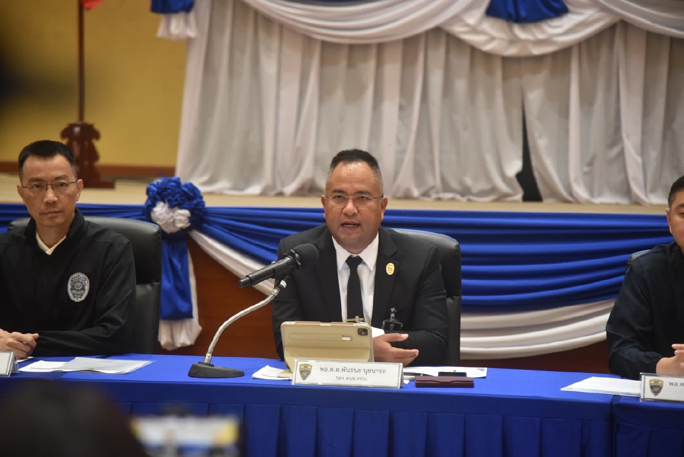 สตม.โชว์ผลงาน! รวบผู้ต้องหา "สแกมเมอร์จีน-ญี่ปุ่น" หนีซุกตัวหมู่บ้านหรู-คดี "นอมินีเกาะพะงัน"