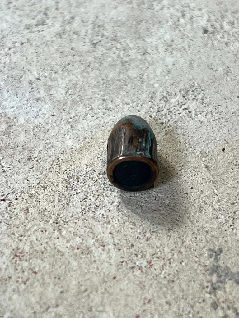 ระทึกรับปีใหม่! กระสุนปริศนาตกทะลุหลังคาใส่ห้องนอน