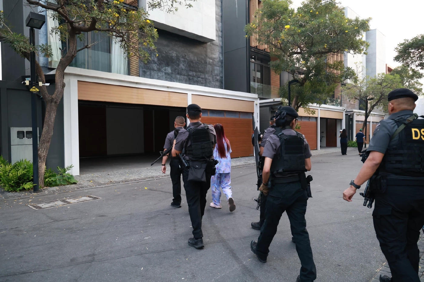 เปิดคลิป! "ดีเอสไอ" บุกค้นเครือข่าย "เว็บพนัน-เว็บหนังเถื่อน" ฟอกเงินพันล้าน ด้าน "แทนไท" ยังไม่ประสานเข้ามอบตัว