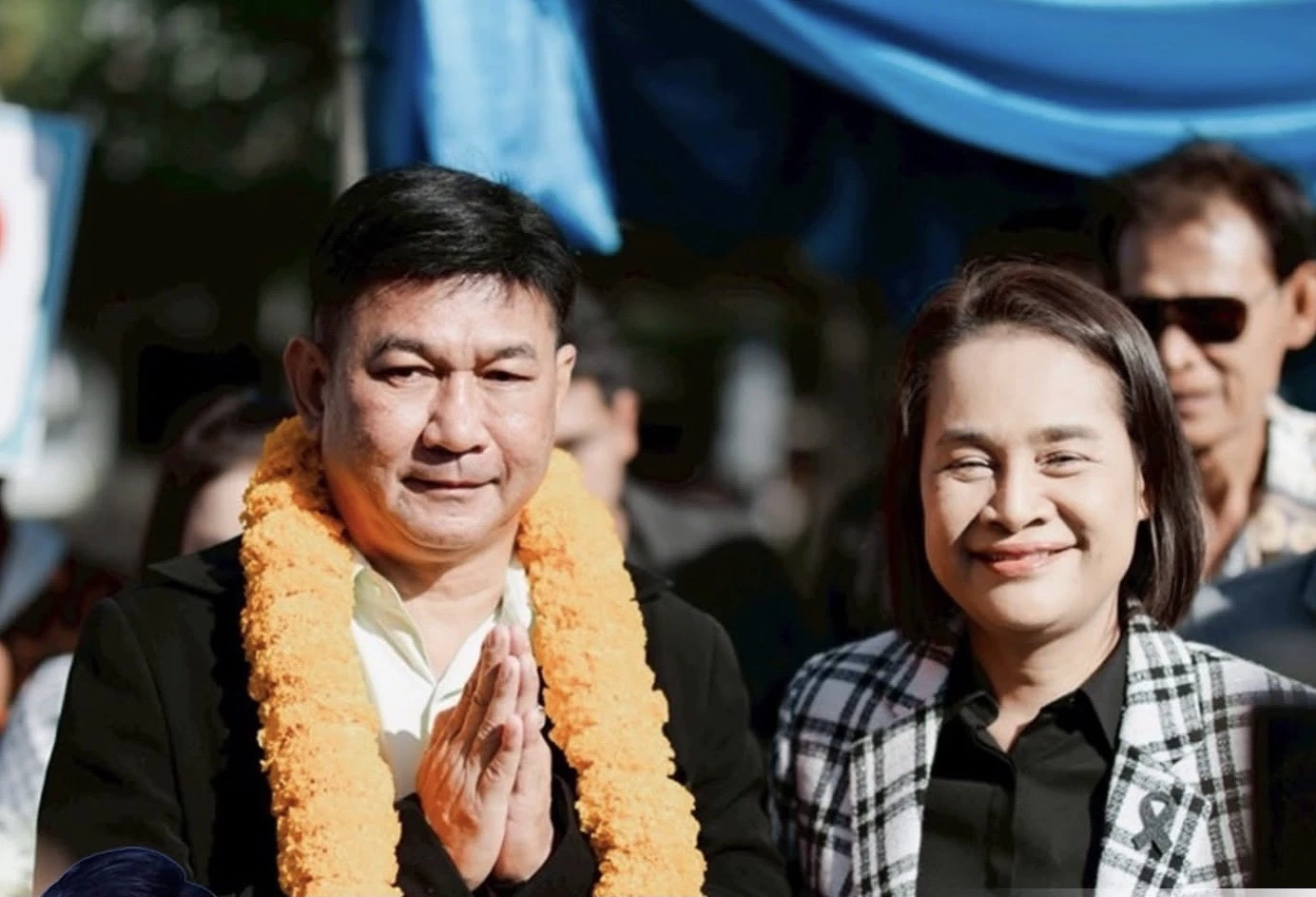 ประวัติ รองอุ๊ - กฤษฎิ์ กษมพันธุ์ เส้นทางท้องถิ่นใต้ร่ม วิลาวัลย์