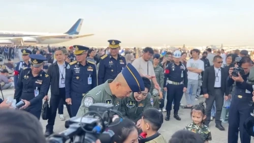 คนนับแสนแห่ชม “F-16 - Gripen” ลำจริงที่ใช้หย่อนไข่ศึกไทย-กัมพูชา