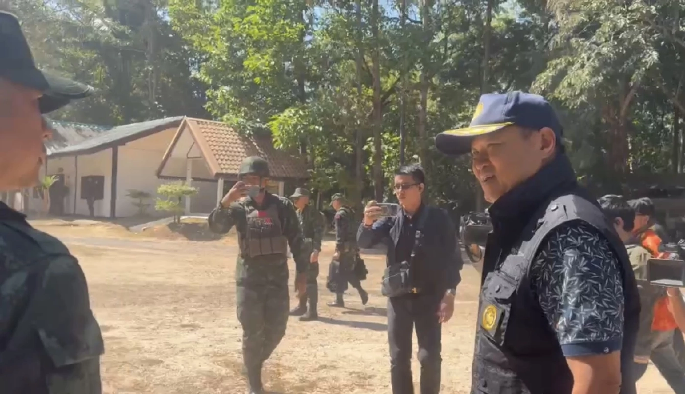 นายกฯ ล้อมวงกินข้าว-มอบเหรียญครุฑให้กำลังใจทหารแนวหน้าฐานปฏิบัติการภูหลวง