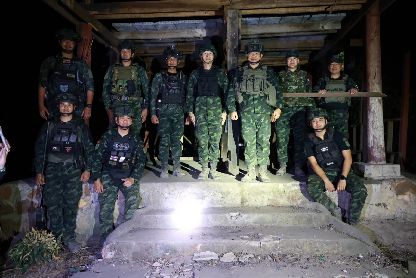 เปิดคลิป! "แม่ทัพภาคที่ 2" ลงพื้นที่กลางคืน ตรวจความพร้อม RDF-X เนิน 225 ย้ำเข้มความปลอดภัยชายแดน