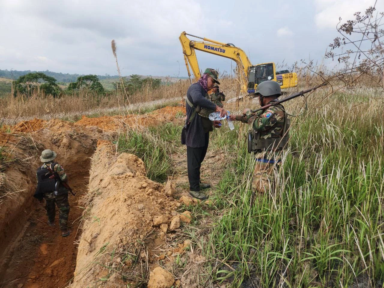 เปิดภาพ "กัมพูชา" ขุดคูเลต 3 พื้นที่ ยาวกว่า 1 กม. ตรงข้าม จ.ตราด เผชิญหน้าทหารไทย 500 เมตร