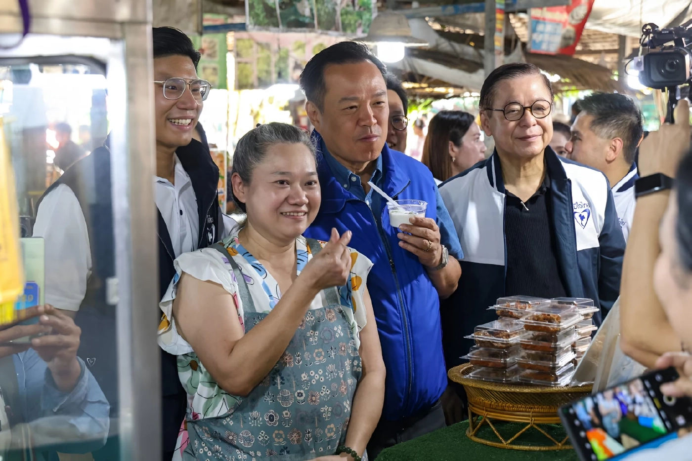 "อนุทิน" ควง "สีหศักดิ์" เดินตลาดคลองลัดมะยม แม่ค้าร้องสาน "คนละครึ่งพลัส"