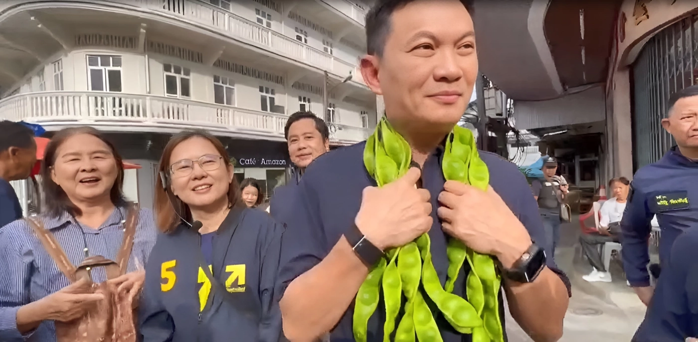 ถึงถิ่นตรัง! "ดร.เอ้" รับพวงมาลัยสะตอ หยอดหวาน "เมนูโปรด" (มีคลิป)