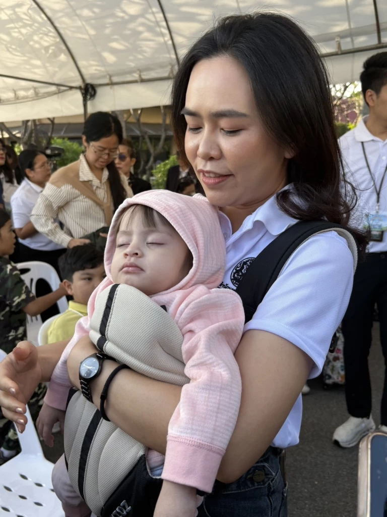 ทำเนียบรัฐบาลคึกคัก! "น้องชมพู่" 1 ขวบ 4 เดือน ประเดิมคิวแรกนั่ง "เก้าอี้นายกฯ"