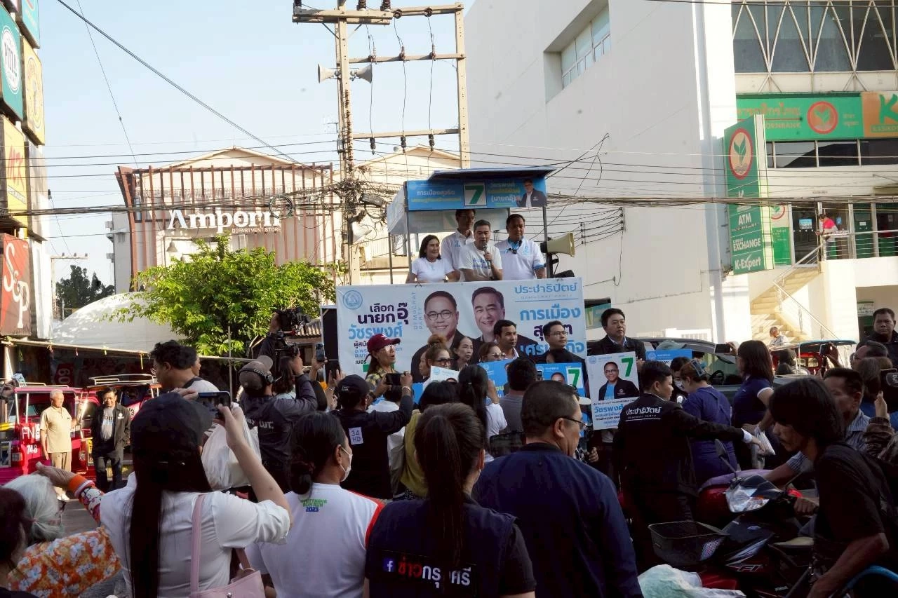 "อภิสิทธิ์​" บุกกรุงเก่าขอคะแนน-แม่ค้าหยอดพร้อมยกให้หมดบ้าน