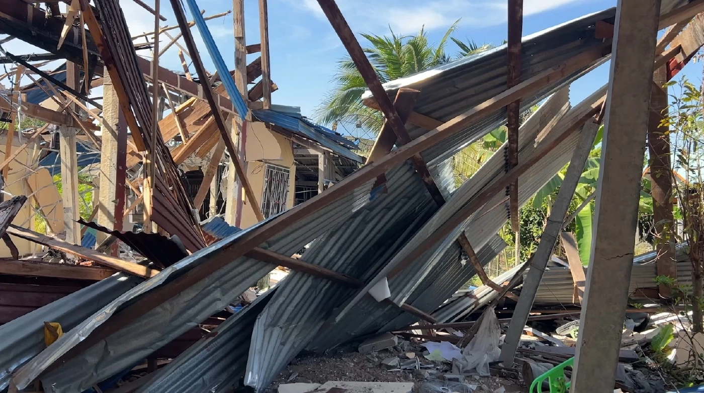 ใจสลาย! ป้าวัย 56 ร้องไห้แทบเป็นลม กลับบ้านหลังหยุดยิง พบ BM-21 ถล่มบ้านพังทั้งหลัง