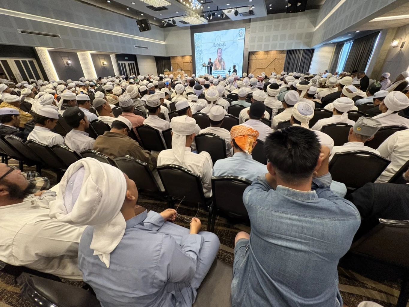 "วันนอร์- พ.ต.อ.ทวี" บุกปัตตานี พบ 1,200 โต๊ะครู ชี้ การเมือง คือ เกราะป้องศาสนา ชูยุทธศาสตร์ "สันติภาพสมดุล"