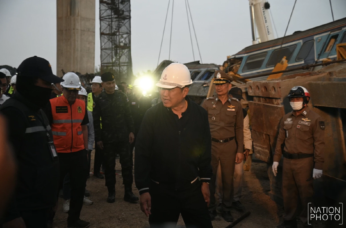 นายกฯ ตรวจเหตุเครนถล่มใส่รถไฟ ลั่นเยียวยาหลักหมื่น เป็นใครก็รับไม่ได้