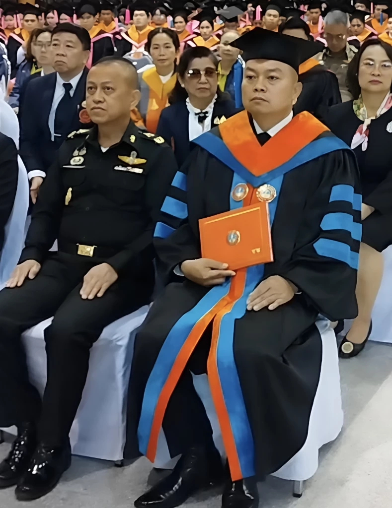 เปิดคลิป! ม.วงษ์ชวลิตกุล มอบดุษฎีบัณฑิตกิตติมศักดิ์ "บิ๊กกุ้ง" เชิดชูเกียรติผู้สร้างคุณูปการ