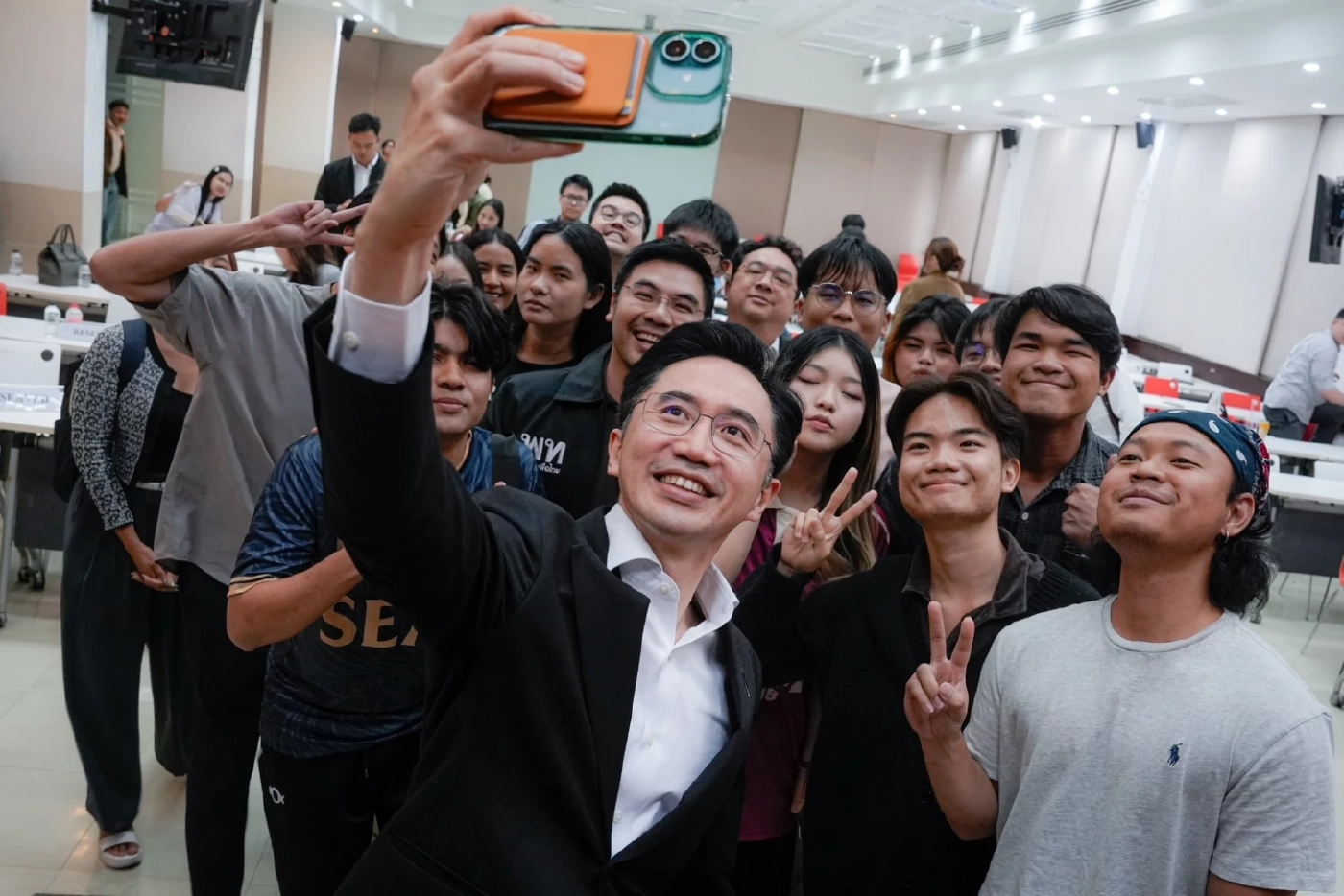 “ยศชนัน” บรรยายธรรมศาสตร์ หอประชุมแตก ขายนโยบาย นศ.เข้าฟังล้น