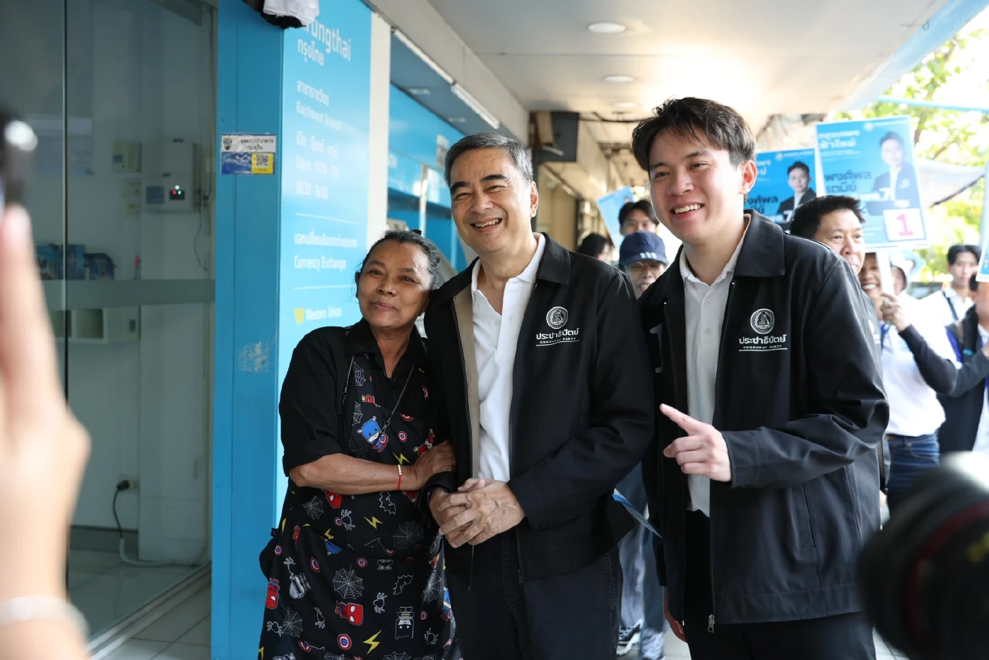 "อภิสิทธิ์​"  ช่วย "เกม​-พงษ์​พล" ผู้สมัครอายุน้อยสุดหาเสียง