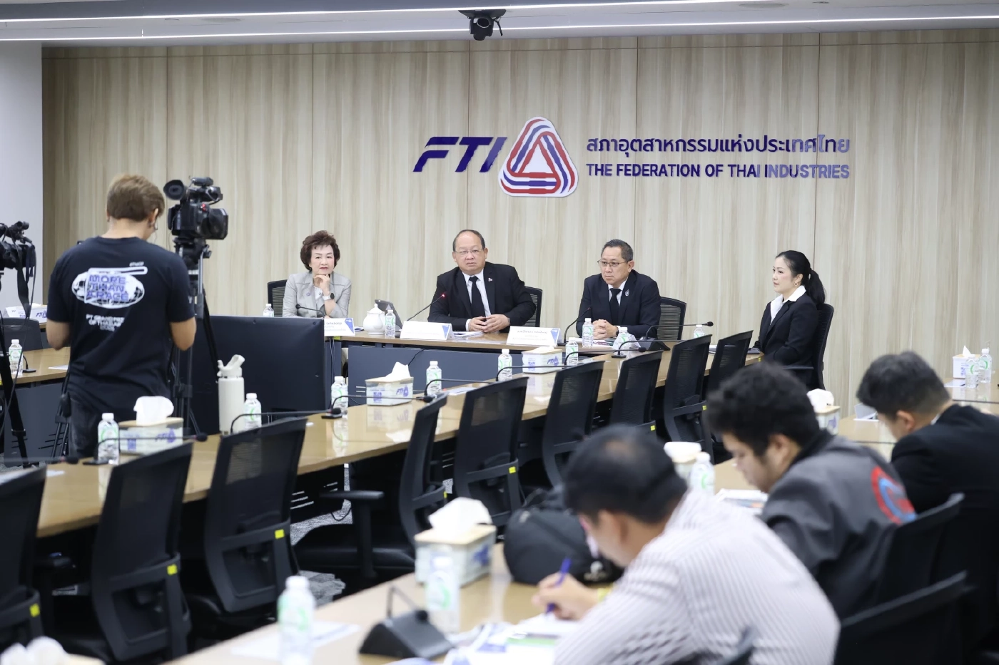 'ปมชายแดนไทยกัมพูชา - บาทแข็ง' ทุบดัชนีเชื่อมั่นภาคอุตฯ