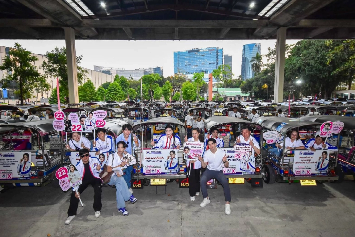 "ก้าวอิสระ" ปล่อยขบวนตุ๊กๆ ชูเปลี่ยนรถสาธารณะเป็น EV แก้ PM2.5