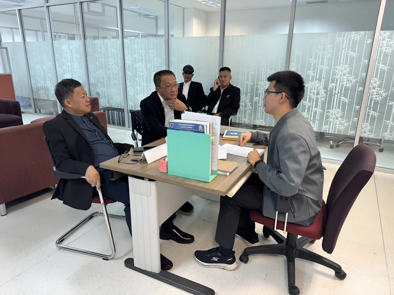 ร้อง "กกต." ตรวจสอบ 51 พรรคการเมือง ชูนโยบายประชานิยม "สร้างหนี้-ทำลายวินัยคลัง"