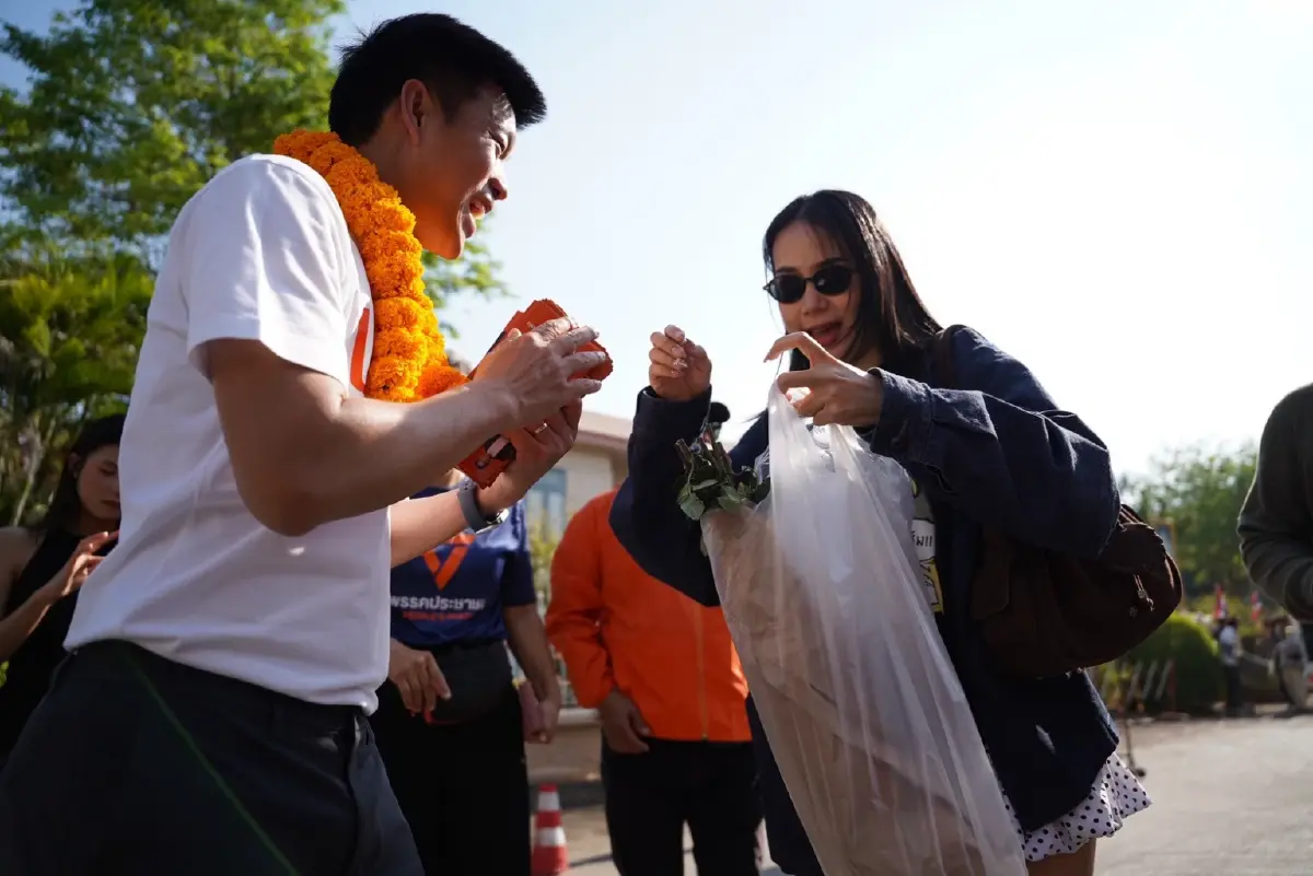 ปลุกกระแสส้ม! "เท้ง" นำทีม "พรรคประชาชน" ลงพื้นที่เติมพลังใจ "ชาวเมืองกาญจน์"