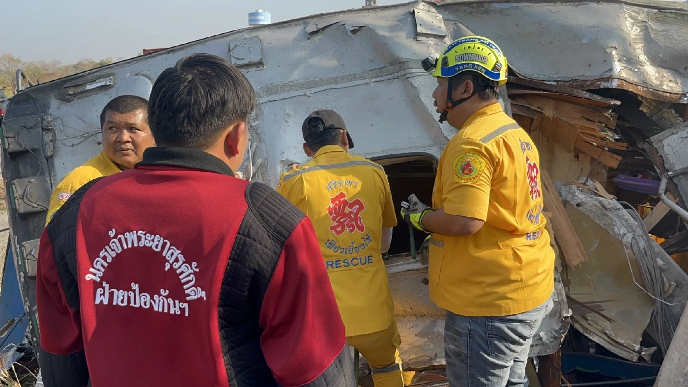 หวิดโศกนาฏกรรม รถบัสรับส่งพนักงานเสียหลักพลิกคว่ำตกข้างทาง