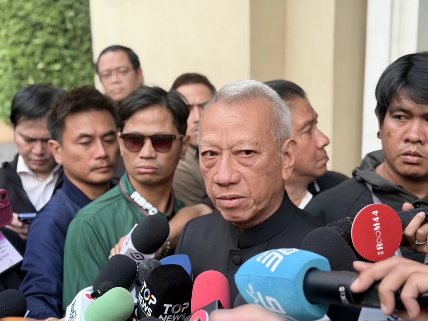 นายพิพัฒน์​ รัชกิจประการ​ รองนายกรัฐมนตรี และ รมว.กระทรวงคมนาคม