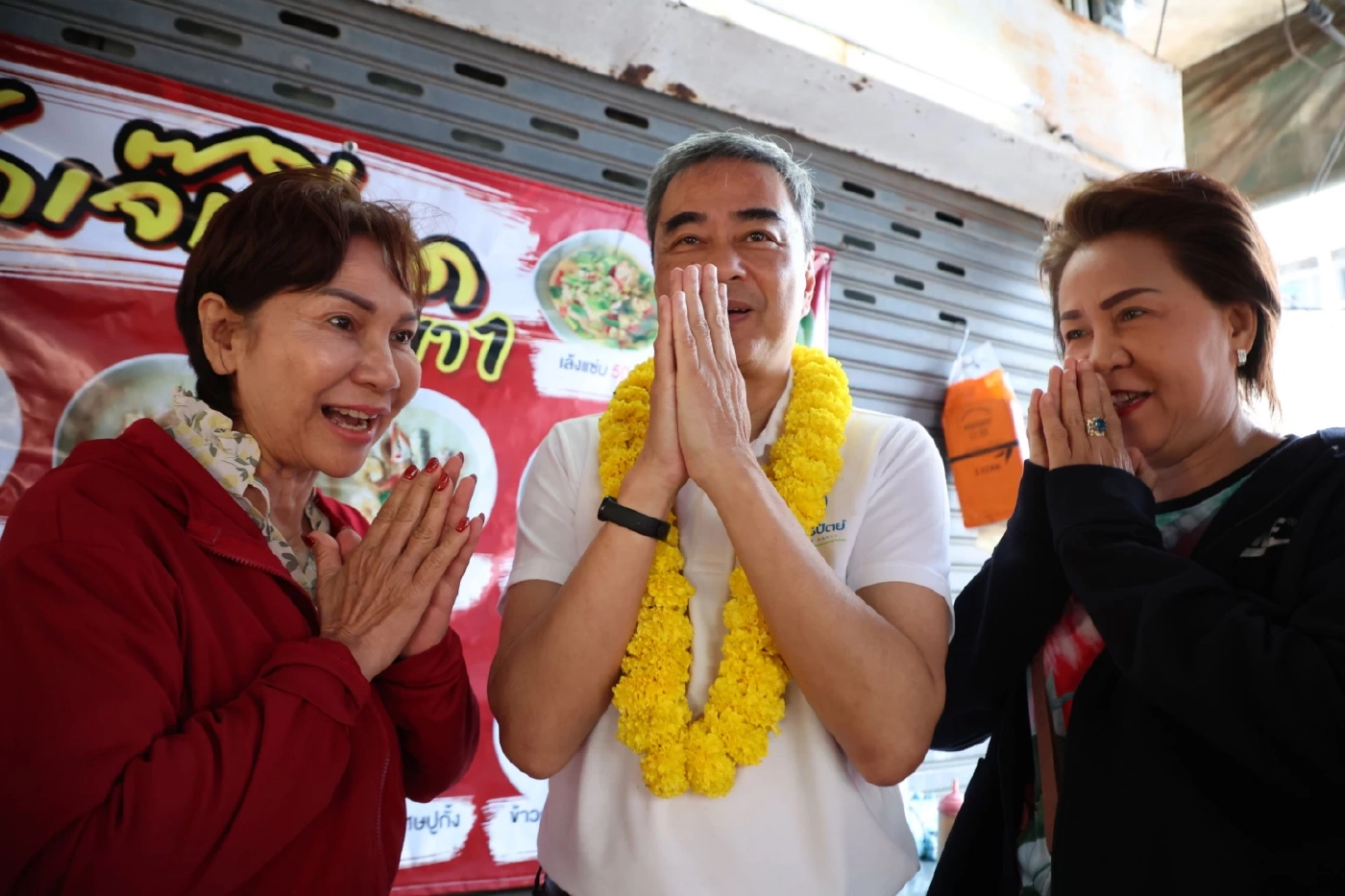 “อภิสิทธิ์” ลุยสวนทุเรียนจันทบุรี-ตราด ย้ำการเมืองสุจริต ศก.โต