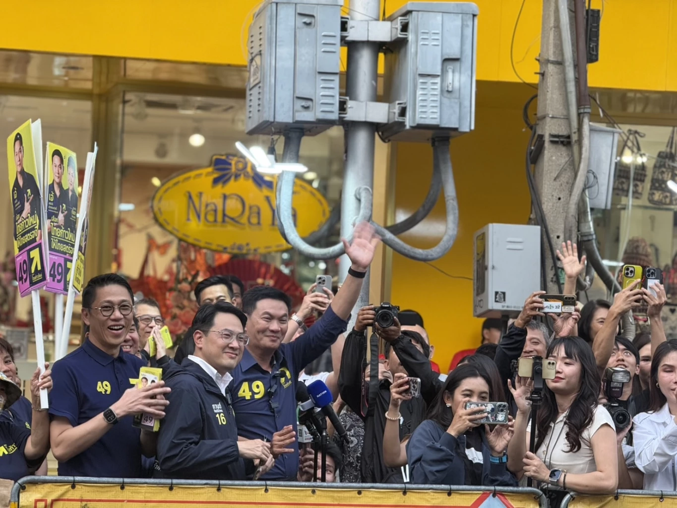 “อนุทิน” หาเสียงเยาวราช เจอ “ดร.เอ้-คุณหญิงกัลยา” กอดอวยพรเจอในสภา