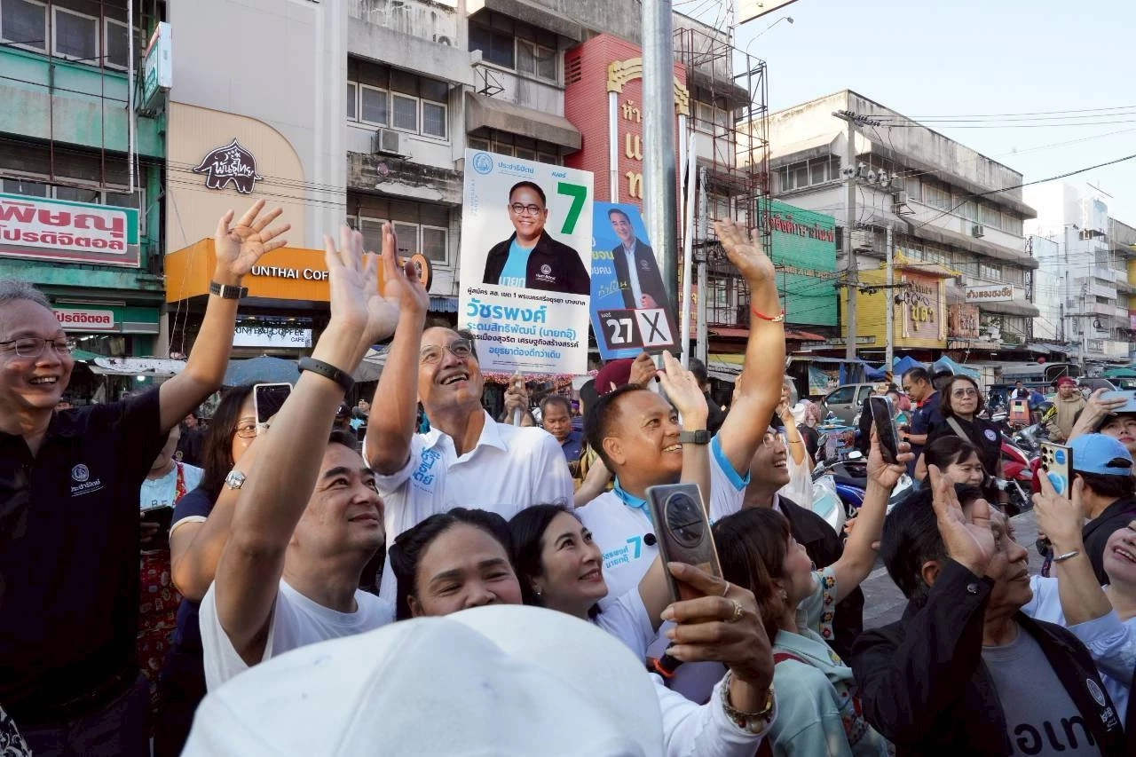 "อภิสิทธิ์​" บุกกรุงเก่าขอคะแนน-แม่ค้าหยอดพร้อมยกให้หมดบ้าน