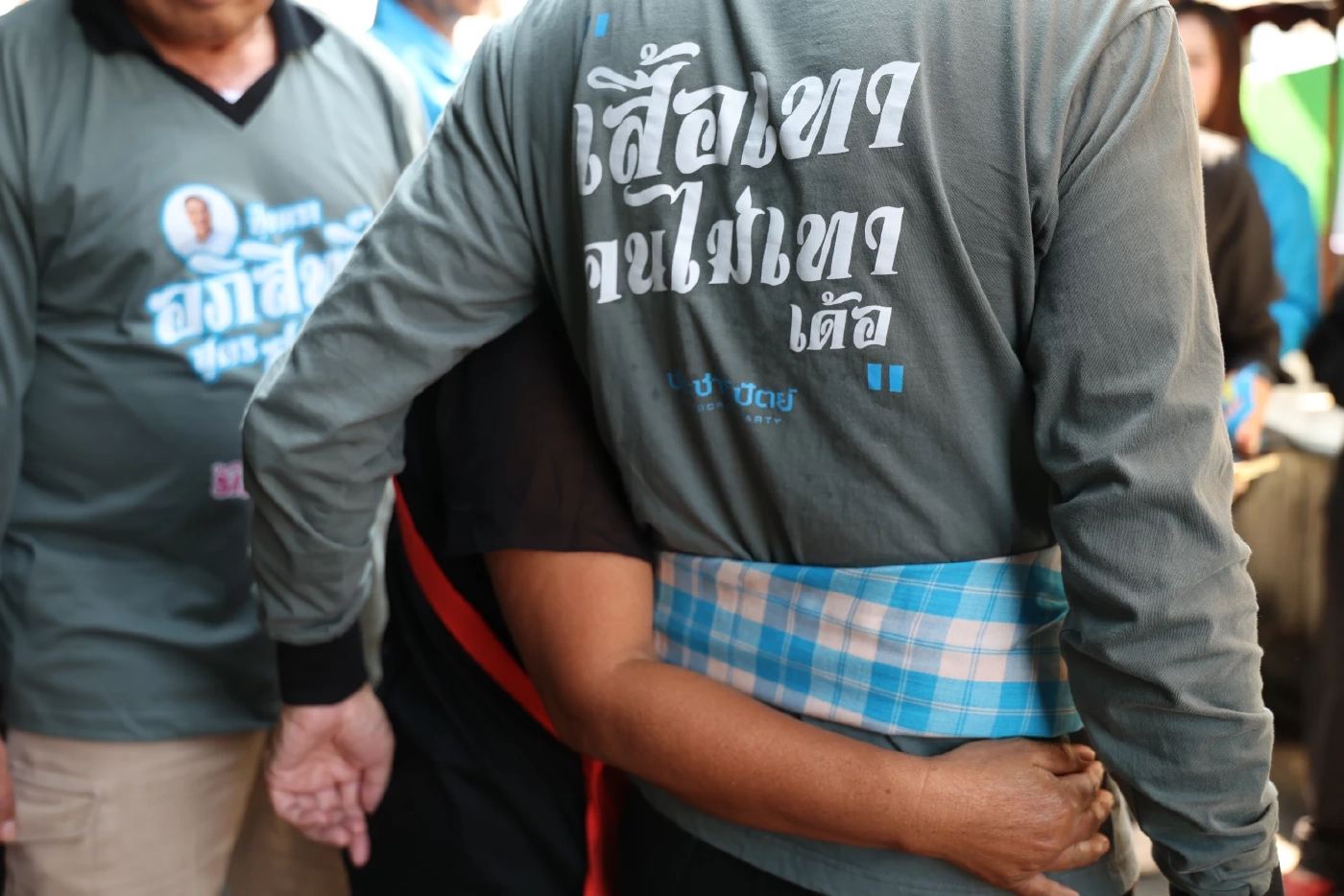 มาร์คหาเสียงอุบลฯ สวมเสื้อ "ปุ๋ยอภิสิทธิ์ สุจริต ไม่เทาเด้อ!"