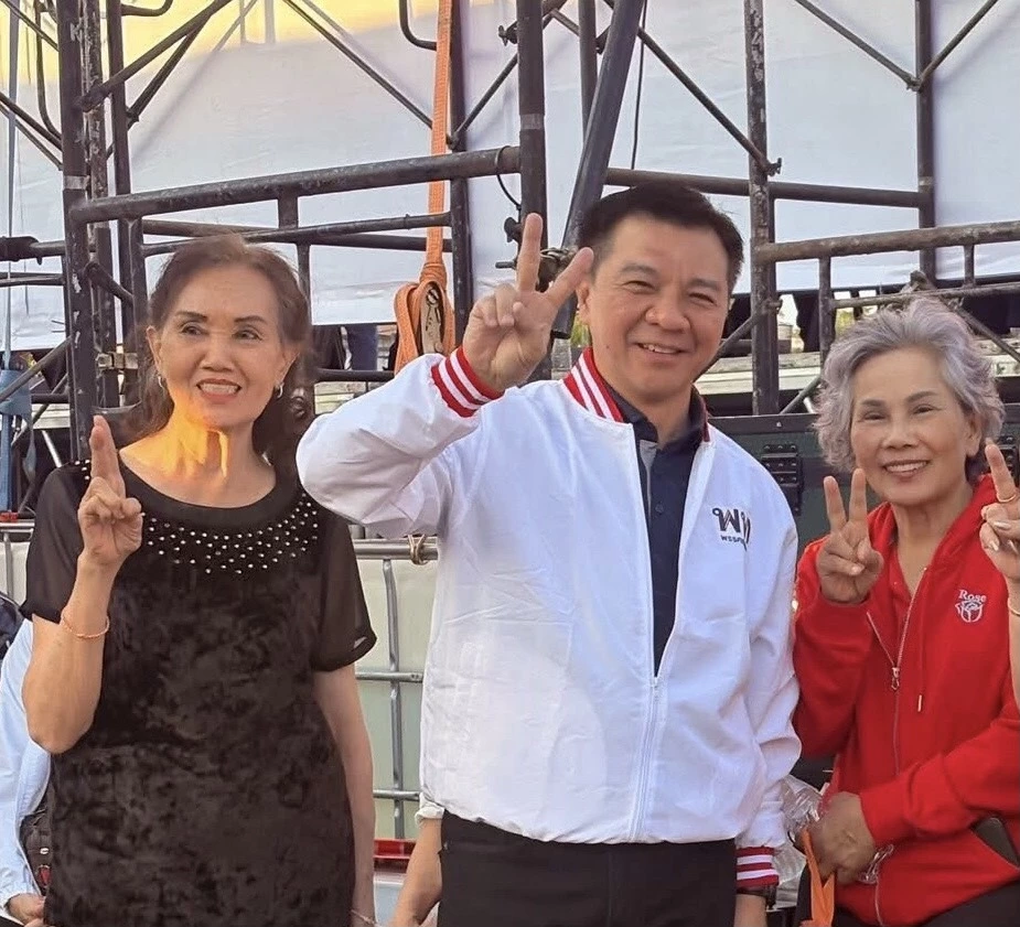 เฮียไก่ นายกเทศมนตรีนครอุดรฯ สวมเสื้อเพื่อไทยชัดเจน