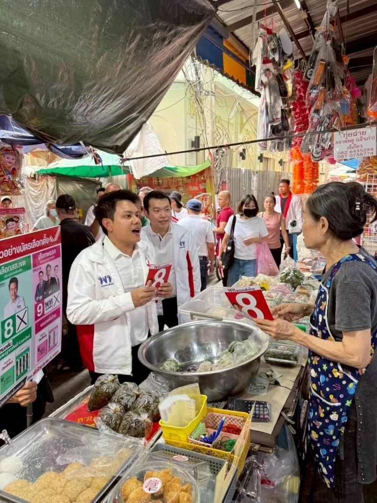ทีม "กทม.เพื่อไทย" ลุยหาเสียงย่านเยาวราช ชูนโยบาย "คนไทยไร้จน"